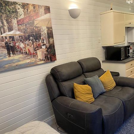 Ferienwohnung Cosy Cabin By The Seaside With Hot Tub Birchington-on-Sea Exterior foto