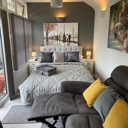 Ferienwohnung Cosy Cabin By The Seaside With Hot Tub Birchington-on-Sea Exterior foto