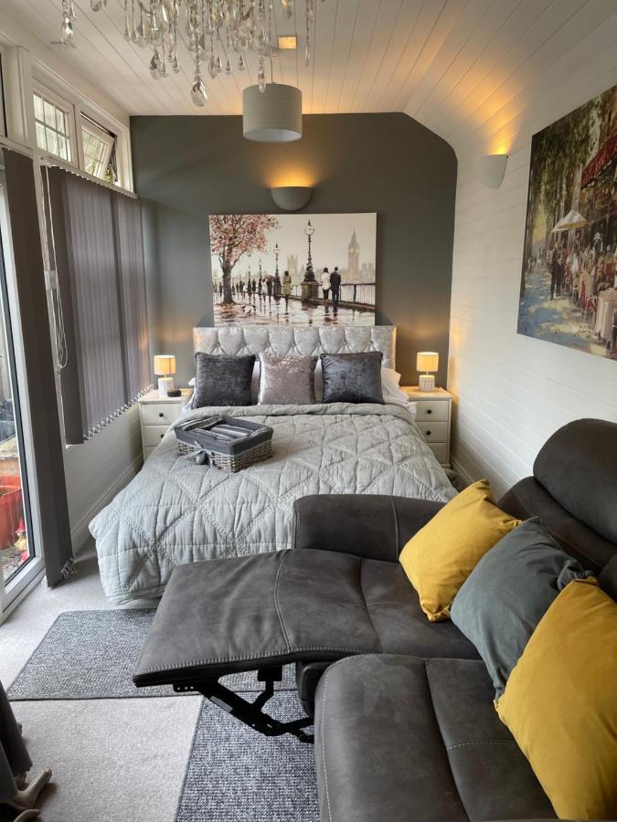 Ferienwohnung Cosy Cabin By The Seaside With Hot Tub Birchington-on-Sea Exterior foto