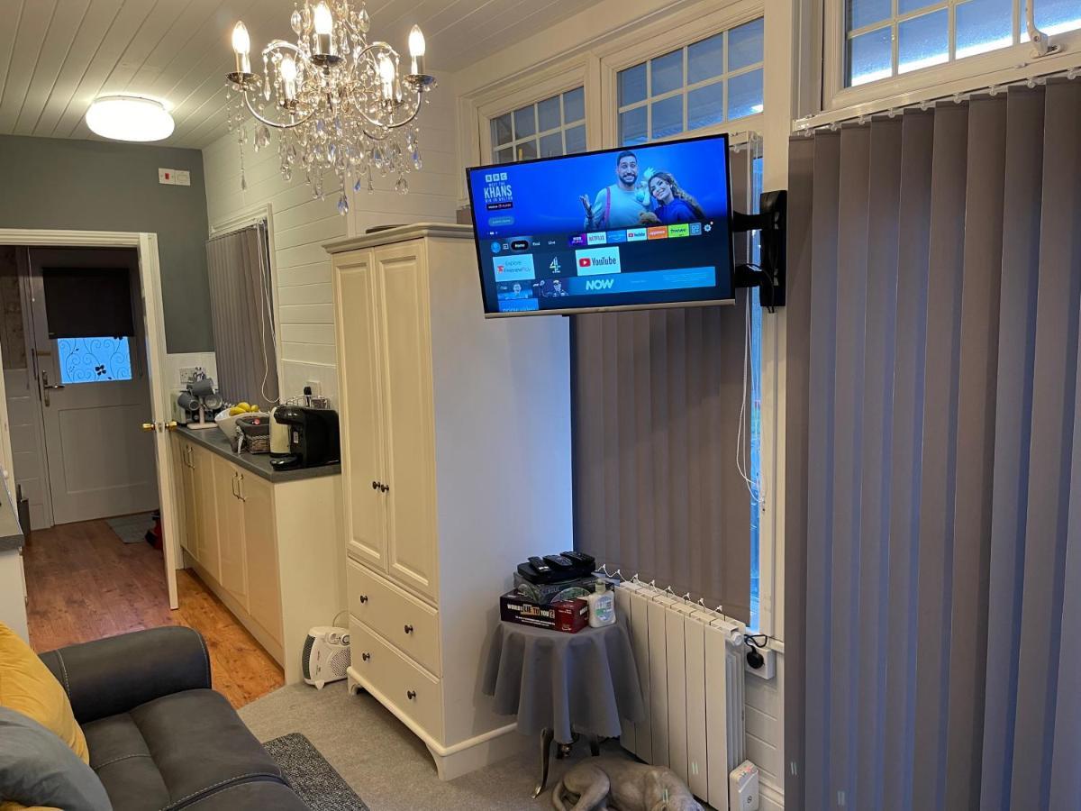 Ferienwohnung Cosy Cabin By The Seaside With Hot Tub Birchington-on-Sea Exterior foto