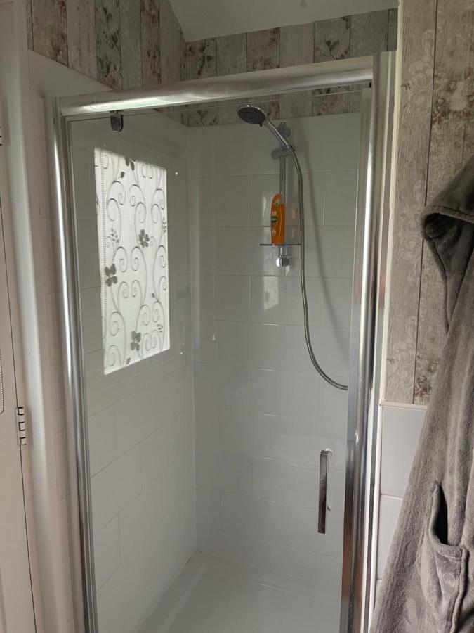 Ferienwohnung Cosy Cabin By The Seaside With Hot Tub Birchington-on-Sea Exterior foto