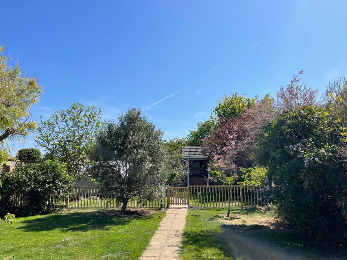 Ferienwohnung Cosy Cabin By The Seaside With Hot Tub Birchington-on-Sea Exterior foto